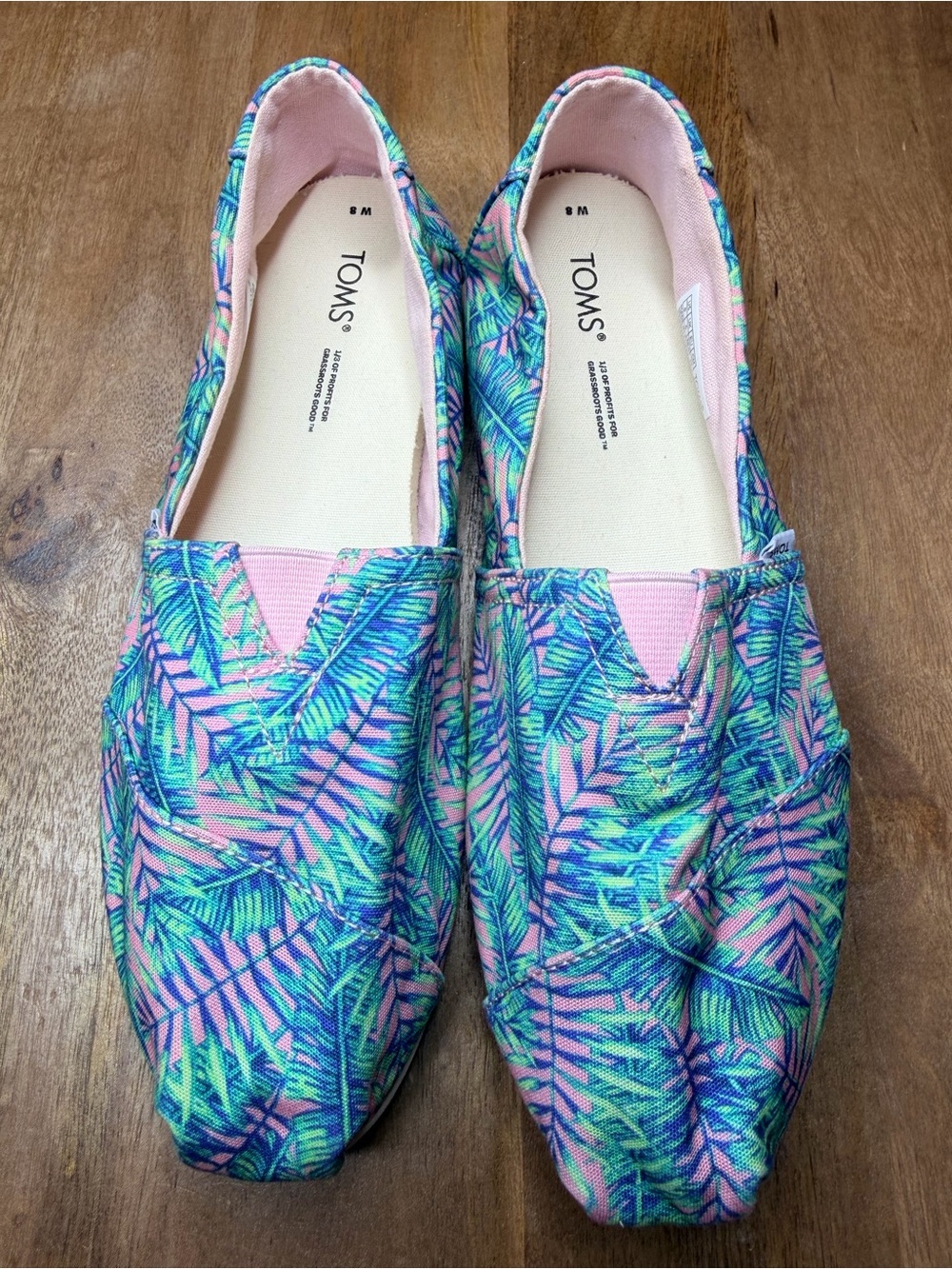 TOMS Women's Pink Tropical Leaf Slip-On Canvas Moccasins